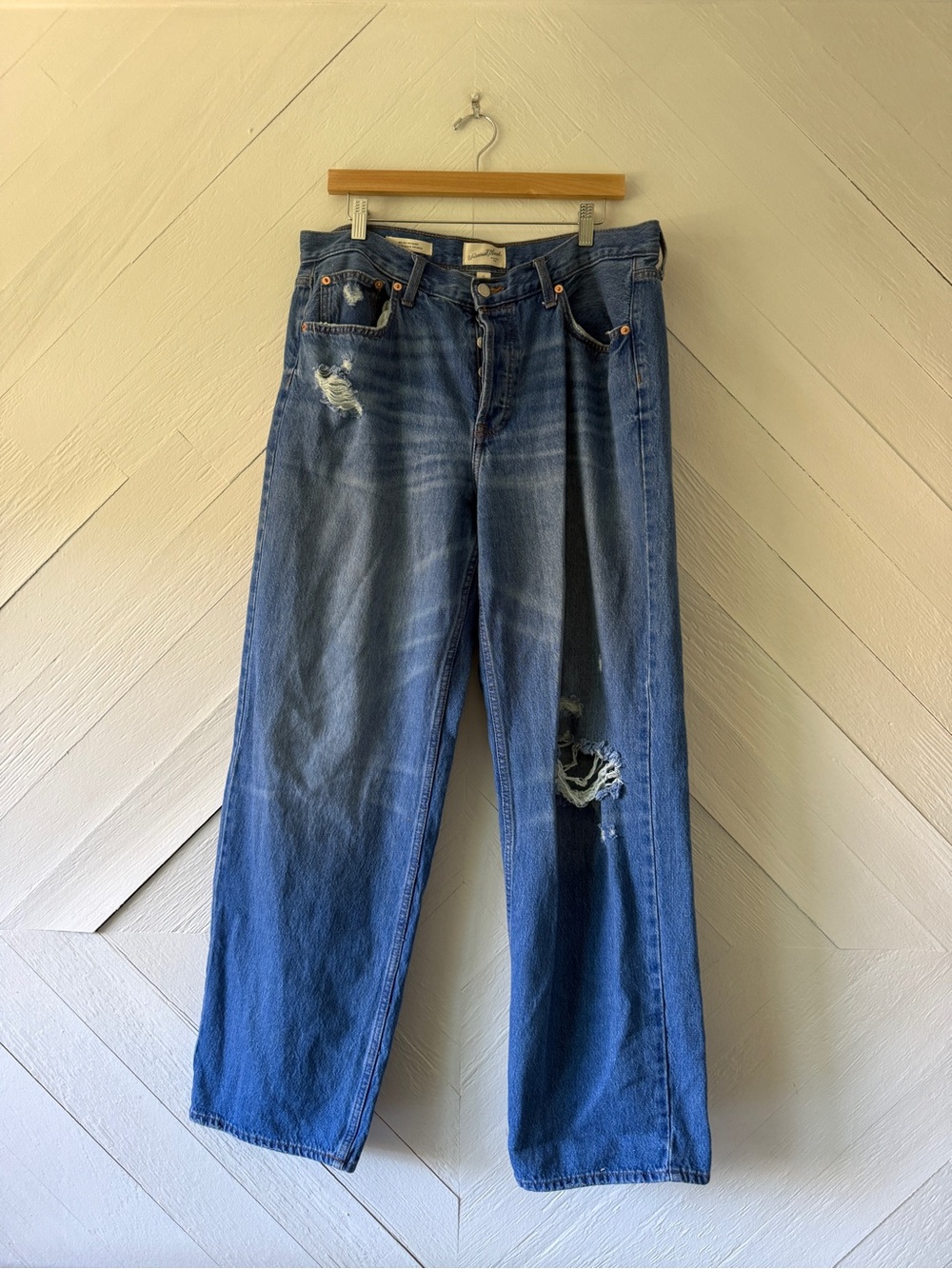Universal Thread Women’s Distressed Blue Relaxed Jeans 90s Baggy